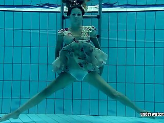 لوسي جورشو روسية مشعر فاتنة في حمام سباحة عارية